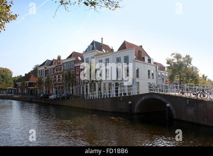 Historische alte Herrenhäuser entlang Rapenburg Hauptkanal in Leiden, Niederlande, Stockfoto
