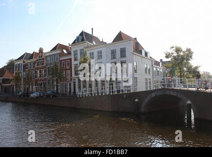 Historische alte Herrenhäuser entlang Rapenburg Hauptkanal in Leiden, Niederlande, Stockfoto