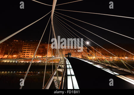 Die schöne Zubizuri Brücke in der Nacht. Stockfoto