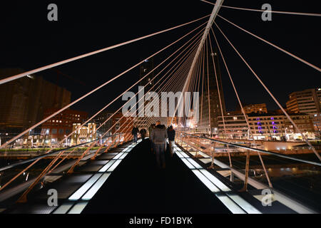 Die schöne Zubizuri Brücke in der Nacht. Stockfoto