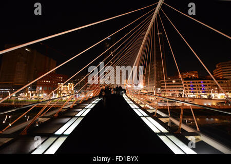 Die schöne Zubizuri Brücke in der Nacht. Stockfoto