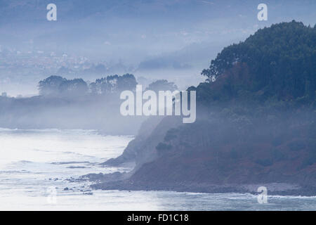 Asturien Küste von Lastres Dorf, Spanien betrachtet. Stockfoto