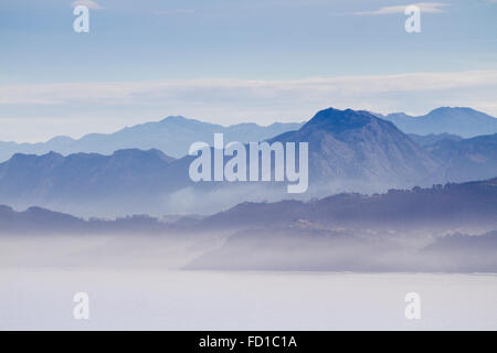 Asturien Küste von Lastres Dorf, Spanien betrachtet. Stockfoto