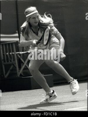 1980 - eine Zukunft Tennis Königin bei 15 Andrea Jaeger, mit 15 Jahren nur Wimbledon s jüngste jemals gesetzte Spieler geworden ist. Andrea ist von Rosemary Casals, gekippt, denen sie gestern von 6-0, 6: 3 beim Tennisturnier Eastbourne BMW WomenÃ niedergeschlagen. Illinois Schulmädchen ist auf Platz 14 der 16 WomenÃ s Singles Samen. Foto zeigt: Andrea Jaeger in Aktion gegen den Kerl amerikanischen Rosemary Casals in Eastbourne gestern gesehen. © Keystone Bilder USA/ZUMAPRESS.com/Alamy Live-Nachrichten Stockfoto