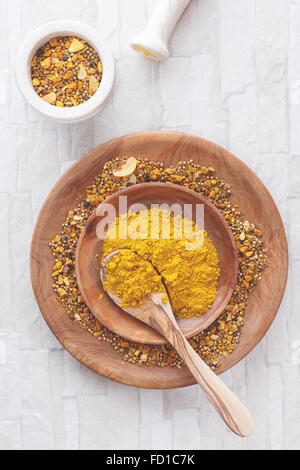 Hausgemachte Curry-Pulver. Curry Gewürzen in eine flache Schüssel mit einem Löffel Stockfoto