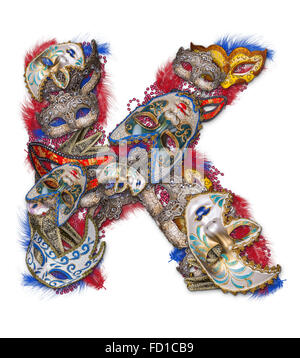 Buchstabe K gemacht Karnevalsmaske und Feder Stockfoto