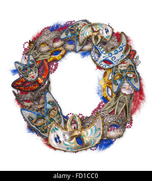 Buchstabe O gemacht Karnevalsmaske und Feder Stockfoto
