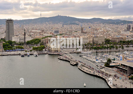 Barcelona-Blick vom Seilbahn auf Pierce mit einer Menge Leute unten Stockfoto