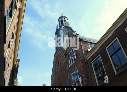 Turm aus dem frühen 16. Jahrhundert Academy Gebäude Leiden University am Rapenburg Kanal in Leiden, Niederlande Stockfoto