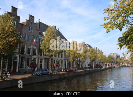Historische alte Herrenhäuser entlang von Bäumen gesäumten Rapenburg Hauptkanal in Leiden, Niederlande Stockfoto