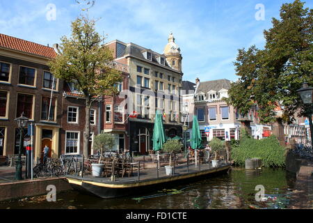 Terrasse des englischen Pub am Rapenburg Hauptkanal in Leiden in den Niederlanden, wo es Noordeinde und Breestraat trifft Stockfoto