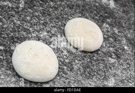 Obere Ansicht von zwei Kugeln der Pizzateig bereit, auf einem Tisch in der Küche zubereitet werden. Stockfoto