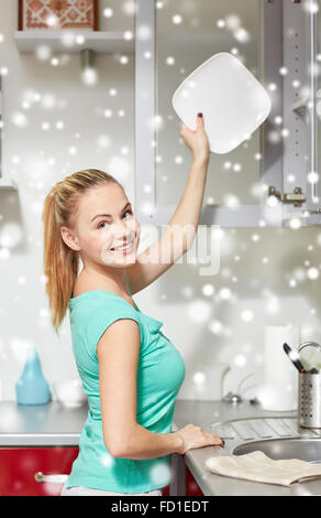 glückliche Frau Küchenschrank Platte gesetzt Stockfoto