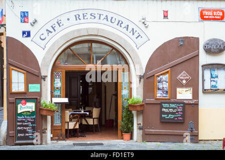 Prag, Tschechische Republik - 28. August 2015: Cafe-Restaurant auf dem Straßenmarkt in alten Stadt Prag, Tschechische Republik Stockfoto