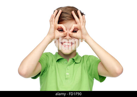 fröhlicher Junge t-Shirt Spaß und Grimassen Stockfoto