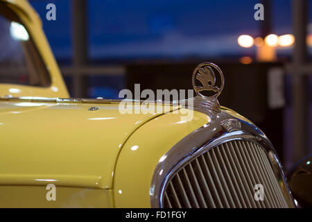 Prag, Tschechien - 28. August 2015: Renovierte alte Retro-Auto Skoda hellgelbe Farbe in der Lounge am Flughafen Prag ist Stockfoto