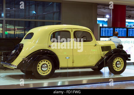 Prag, Tschechien - 28. August 2015: Renovierte alte Retro-Auto Skoda hellgelbe Farbe in der Lounge am Flughafen Prag ist Stockfoto