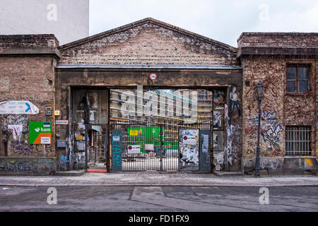 Berliner Stadtentwicklung - Neubau Baustelle hinter einbehaltene Fassade des historischen Gebäudes Stockfoto