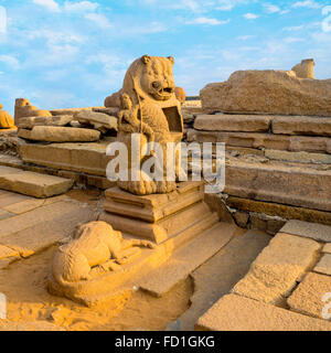 schöne antike Skulptur des Löwen monolithischen berühmten Shore Tempel in Mahabalipuram, Tamil Nadu, Nahaufnahme Stockfoto