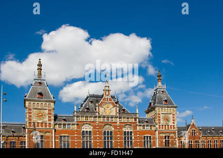 Fassade des Amsterdamer Hauptbahnhof Stockfoto