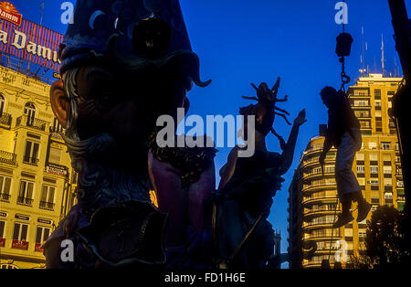 Plantá, Aufbau der Falla, Falla Bailen Xativa Straßen, Fallas Festival, Valencia, Spanien Stockfoto