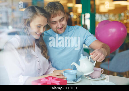 Junges Paar Tee im Café trinken am Valentinstag Stockfoto