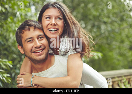 Fröhliches paar Lachen im freien Stockfoto
