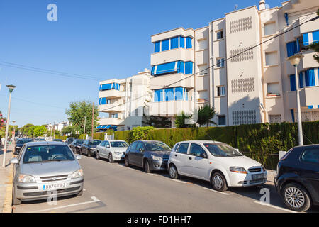 Calafell, Spanien - 13. August 2014: Streetview mit parkenden Autos. Calafell Ferienort an einem sonnigen Sommertag. Region Tarragona Stockfoto