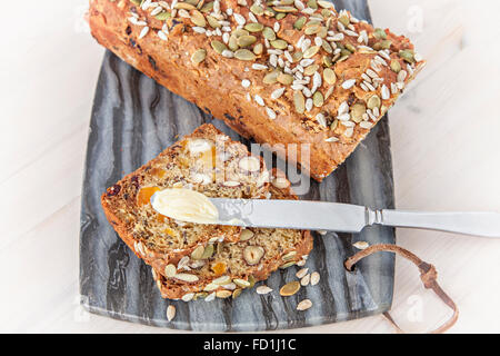 Bild der köstliche hausgemachte Dinkel Brot auf einem Marmor Brett. Stockfoto
