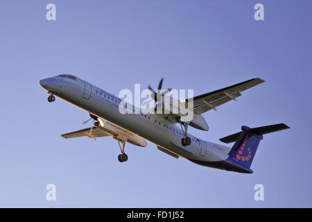 Brüssel Airlines Dash-8 G-ECOI mit Landung am Flughafen Birmingham, UK Stockfoto