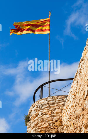 Flagge von Catalonia winken mit dem Wind über dem blauen Wolkenhimmel Stockfoto