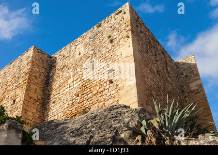 Mittelalterliche steinerne Burg auf dem Felsen. Wahrzeichen von Calafell, Spanien Stockfoto