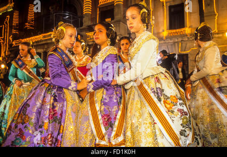 Emotionalität nach Crema, "Falleras´ zu weinen, nachdem die letzte Falla, Plaza del Ayuntamiento, Fallas Festival, Valencia, Spanien verbrannt Stockfoto