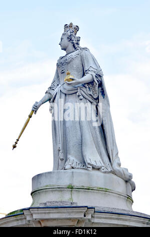 London, England, Vereinigtes Königreich. Statue vor der St Pauls Cathedral: Königin Anne (1665-1714) Original von Francis Bird, 1712 (Nachbau)... Stockfoto