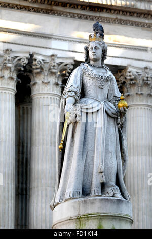 London, England, Vereinigtes Königreich. Statue vor der St Pauls Cathedral: Königin Anne (1665-1714) Original von Francis Bird, 1712 (Nachbau)... Stockfoto