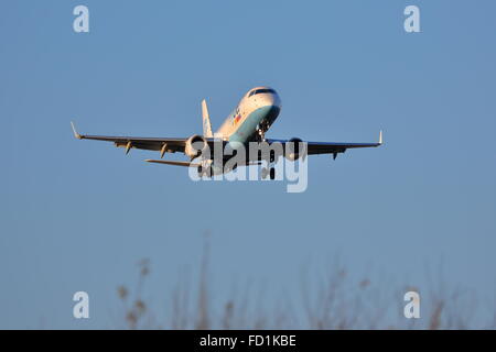 Flybe Embraer 170/175 landet auf dem Flughafen Birmingham, UK Stockfoto