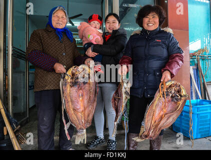 Huzhou, China Zhejiang Provinz. 27. Januar 2016. Dorfbewohner zeigt getrocknete Fische gekocht selbst im Huanlou Dorf Wuxing Bezirk in Huzhou, Ost-China Zhejiang Provinz, 27. Januar 2016. Lokale Dorfbewohner gekocht eine Vielzahl von traditionellen Snacks, die kommenden Frühlingsfest begrüßen. © Xu Yu/Xinhua/Alamy Live-Nachrichten Stockfoto