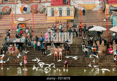 Eine Ansicht eines Teils der Ghats am Fluss Ganges in Varanasi (Benares früher genannt) Stockfoto