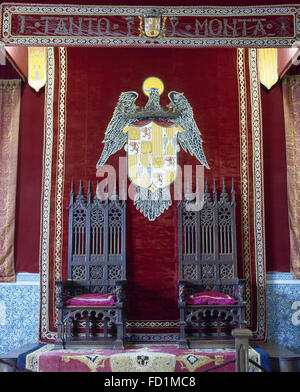 Spanien. Segovia. Der Alcazar. Burg und Residenz des Monarchen von Königreich von Kastilien. Der Saal des Thrones. Zwei Throne trägt die Wappen der katholischen Könige. Stockfoto