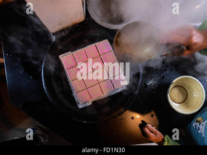 Huzhou, China Zhejiang Provinz. 27. Januar 2016. Ein Dorfbewohner macht süße Patato Reiskuchen in Xinghuo Dorf Wuxing Bezirk in Huzhou, Ost-China Zhejiang Provinz, 27. Januar 2016. Lokale Dorfbewohner gekocht eine Vielzahl von traditionellen Snacks, die kommenden Frühlingsfest begrüßen. © Xu Yu/Xinhua/Alamy Live-Nachrichten Stockfoto