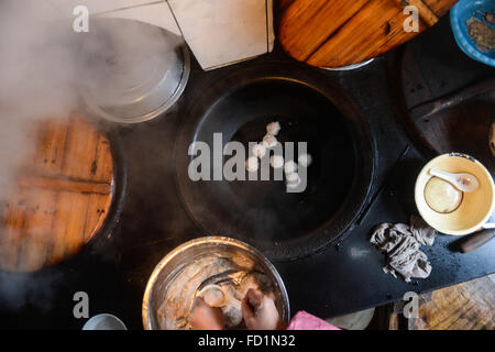 Huzhou, China Zhejiang Provinz. 27. Januar 2016. Ein Dorfbewohner macht Fisch Kugeln in Xinghuo Dorf Wuxing Bezirk in Huzhou, Ost-China Zhejiang Provinz, 27. Januar 2016. Lokale Dorfbewohner gekocht eine Vielzahl von traditionellen Snacks, die kommenden Frühlingsfest begrüßen. © Xu Yu/Xinhua/Alamy Live-Nachrichten Stockfoto