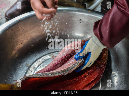 Huzhou, China Zhejiang Provinz. 27. Januar 2016. Ein Dorfbewohner Salze einen Fisch im Huanlou Dorf Wuxing Bezirk in Huzhou, Ost-China Zhejiang Provinz, 27. Januar 2016. Lokale Dorfbewohner gekocht eine Vielzahl von traditionellen Snacks, die kommenden Frühlingsfest begrüßen. © Xu Yu/Xinhua/Alamy Live-Nachrichten Stockfoto