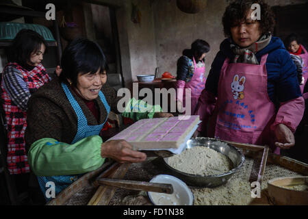 Huzhou, China Zhejiang Provinz. 27. Januar 2016. Dorfbewohner machen süße Patato Reiskuchen in Xinghuo Dorf Wuxing Bezirk in Huzhou, Ost-China Zhejiang Provinz, 27. Januar 2016. Lokale Dorfbewohner gekocht eine Vielzahl von traditionellen Snacks, die kommenden Frühlingsfest begrüßen. © Xu Yu/Xinhua/Alamy Live-Nachrichten Stockfoto