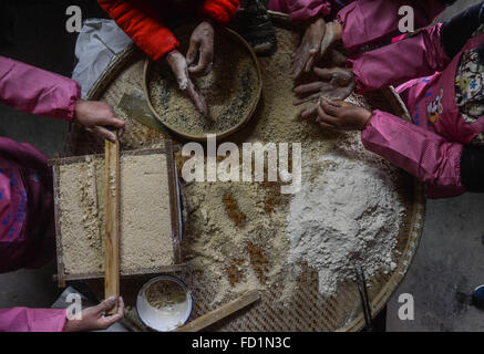 Huzhou, China Zhejiang Provinz. 27. Januar 2016. Dorfbewohner machen süße Patato Reiskuchen in Xinghuo Dorf Wuxing Bezirk in Huzhou, Ost-China Zhejiang Provinz, 27. Januar 2016. Lokale Dorfbewohner gekocht eine Vielzahl von traditionellen Snacks, die kommenden Frühlingsfest begrüßen. © Xu Yu/Xinhua/Alamy Live-Nachrichten Stockfoto