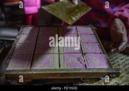 Huzhou, China Zhejiang Provinz. 27. Januar 2016. Ein Dorfbewohner macht süße Patato Reiskuchen in Xinghuo Dorf Wuxing Bezirk in Huzhou, Ost-China Zhejiang Provinz, 27. Januar 2016. Lokale Dorfbewohner gekocht eine Vielzahl von traditionellen Snacks, die kommenden Frühlingsfest begrüßen. © Xu Yu/Xinhua/Alamy Live-Nachrichten Stockfoto