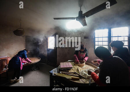 Huzhou, China Zhejiang Provinz. 27. Januar 2016. Dorfbewohner machen süße Patato Reiskuchen in Xinghuo Dorf Wuxing Bezirk in Huzhou, Ost-China Zhejiang Provinz, 27. Januar 2016. Lokale Dorfbewohner gekocht eine Vielzahl von traditionellen Snacks, die kommenden Frühlingsfest begrüßen. © Xu Yu/Xinhua/Alamy Live-Nachrichten Stockfoto