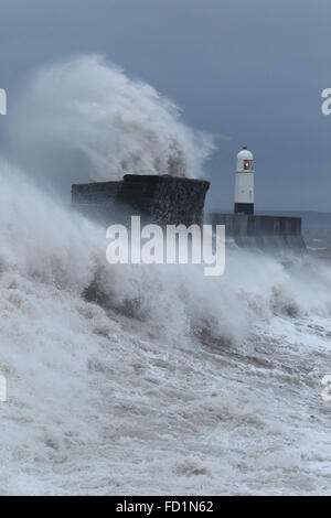 Porthcawl, South Wales, UK. 27. Januar 2016. UK Wetter: Porthcawl, South Wales Stürme peitschen um heute Küste weiter. Bildnachweis: Andrew Bartlett/Alamy Live-Nachrichten. Stockfoto