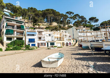 Typische Fischerboote am Strand von Sa Riera in der Costa Brava, Katalonien, Spanien. Stockfoto