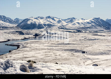 Verschneite Berge und See an einem schönen sonnigen Tag in Lake Tekapo, Neuseeland. Stockfoto