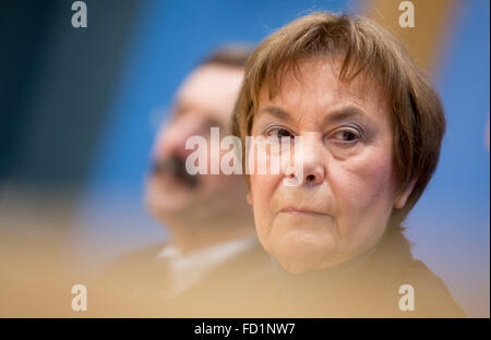 Berlin, Deutschland. 27. Januar 2016. Die Vorsitzende von Transparency International, Edda Müller, präsentiert (Corruption Perception Index, CPI) auf einer Pressekonferenz in Berlin, Deutschland, 27. Januar 2016. Foto: KAY NIETFELD/Dpa/Alamy Live News Stockfoto